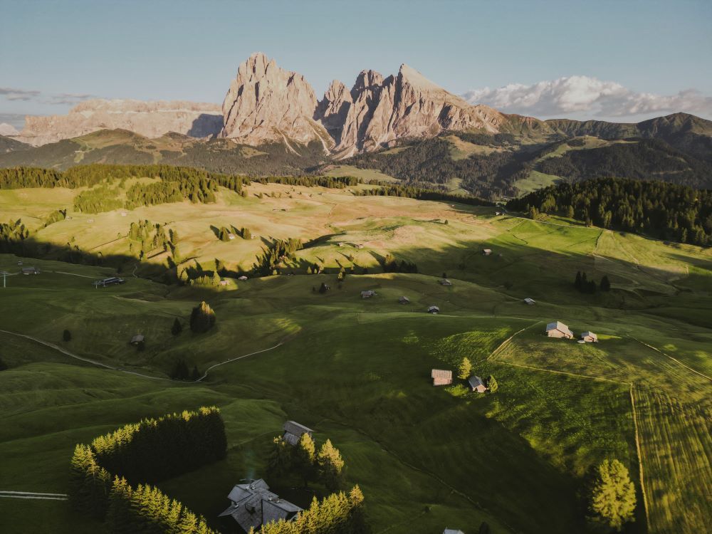 prado de montañas en alpe siusi